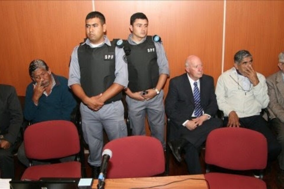 Joaquín Guil, de traje, y Andrés Soraire, de campera clara, en el juicio en 2011