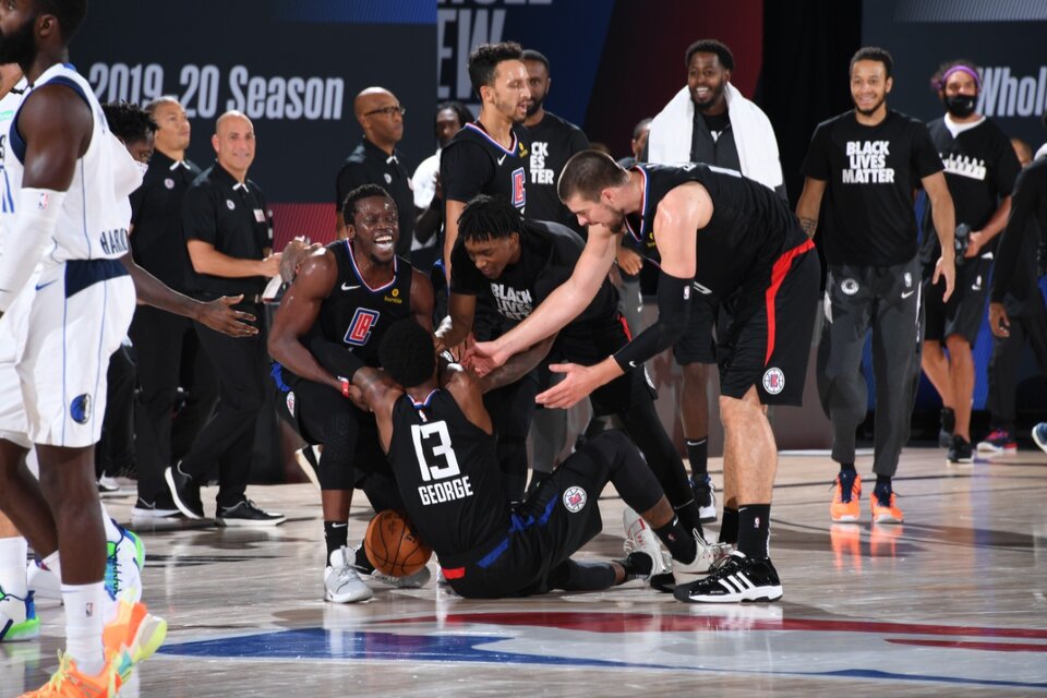 El festejo de los Clippers, que ya se metieron en la semifinal del Oeste. (Fuente: AFP)