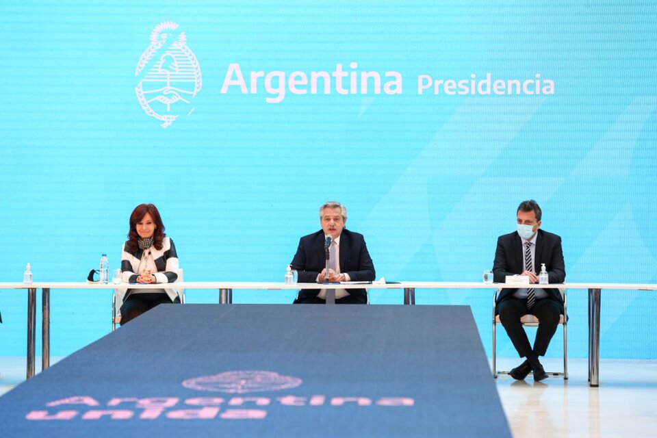 El presidente Alberto Fernández, con la vicepresidenta Cristina Fernández de Kirchner, y el titular de la Cámara de Diputado, Sergio Massa. (Fuente: EFE)
