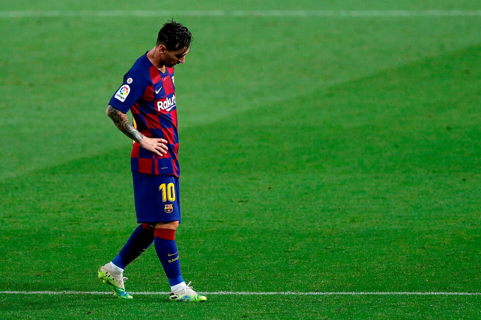 El desconsuelo de Messi en el partido ante Osasuna. (Fuente: EFE)