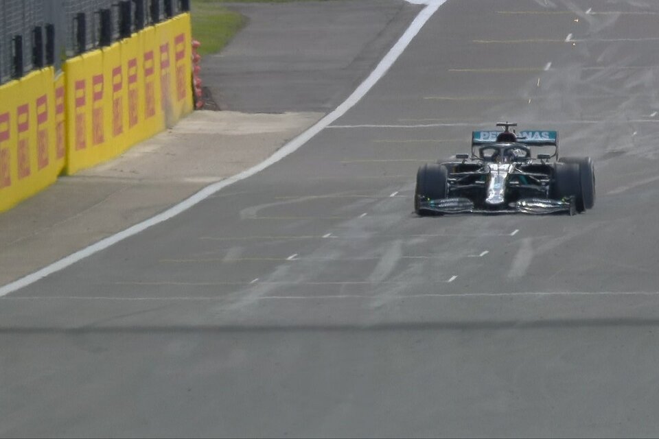 Hamilton cruza la meta con el neumático izquierdo totalmente destruído. (Fuente: Prensa F1)