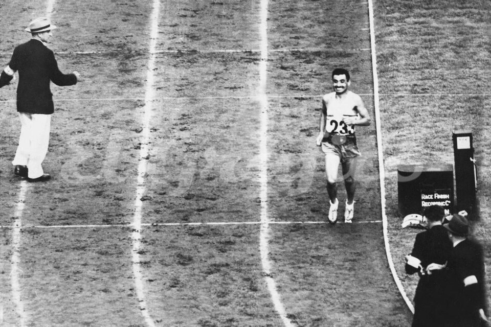 La histórica imagen de Delfo Cabrera cruzando la meta en el mítico estadio de Wembley. (Fuente: Archivo El Gráfico)