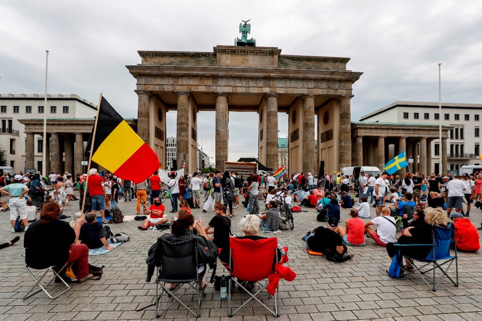 Docenas de manifestantes se reúnen en Berlín frente a la Puerta de Brandenburgo durante una protesta contra las regulaciones de la pandemia de coronavirus. (Fuente: EFE)