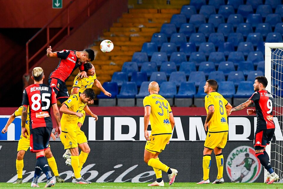Romero pasea por los aires genoveses para marcar el tercero de su equipo. (Fuente: EFE)