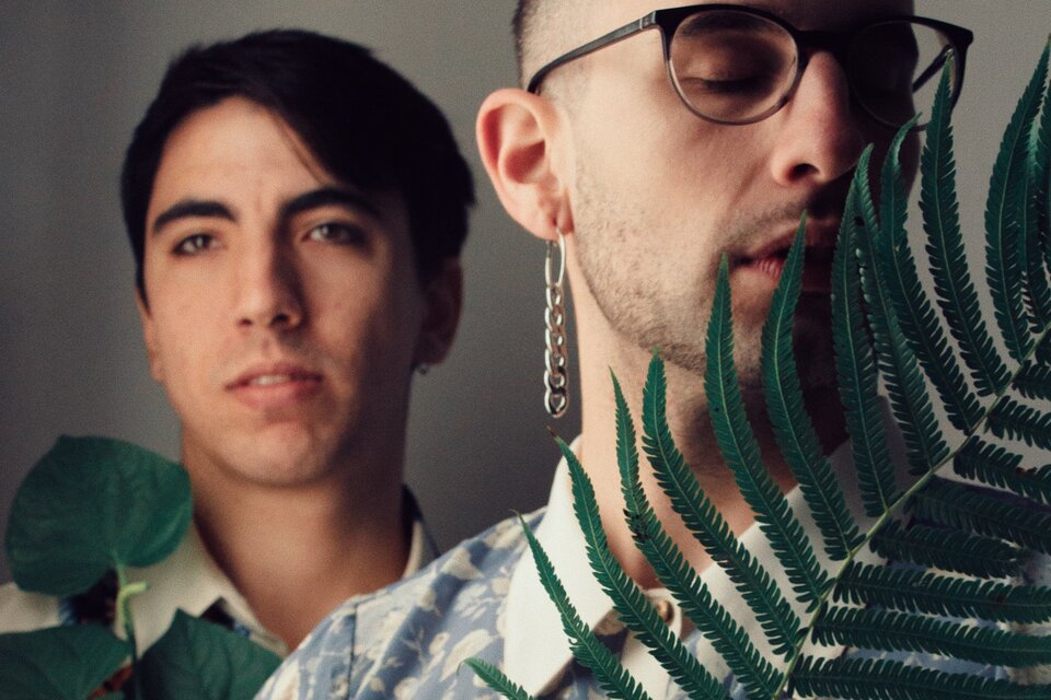 El dúo platense de synth-pop alternativo prepara su nuevo disco, producido por Pipe Ceballos (de Zoé) y Afónico Records.