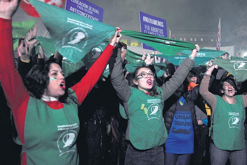 En 2018, alrededor del Congreso, bajo la lluvia, la vigilia por la ley de IVE acuerpó a miles de personas.