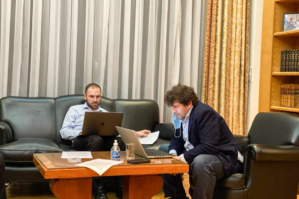 Martín Guzmán y Sergio Chodos se quedaron de madrugada cerrando acuerdos vía zoom.