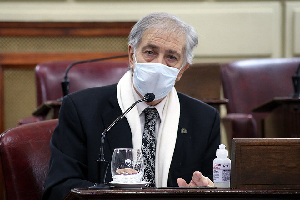 El presidente de la comisión,  el senador Joaquín Gramajo. (Fuente: Prensa Senado)