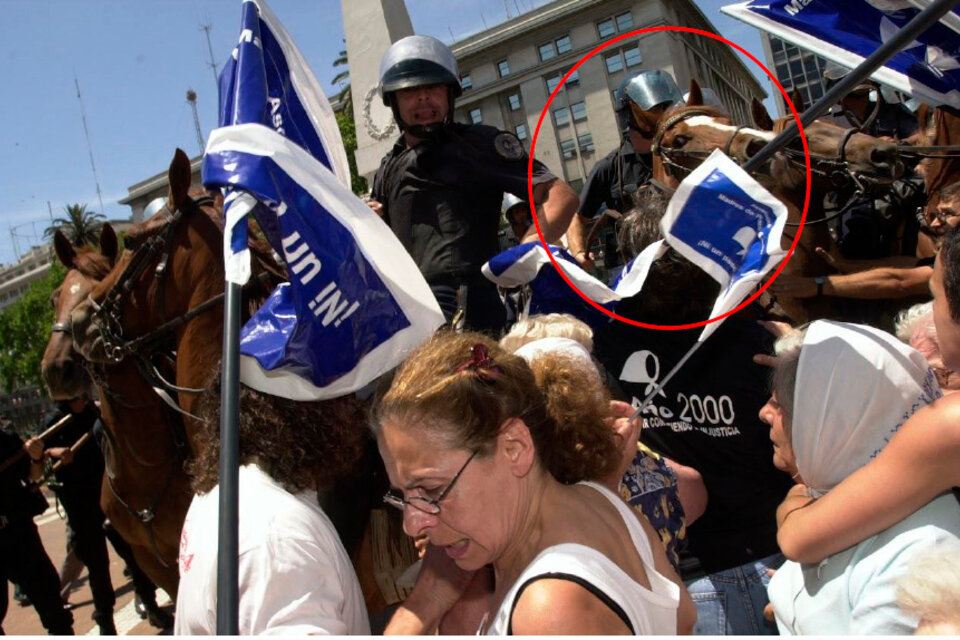 Después de 19 años, y tras idas y vueltas, la Justicia procesó a los policías que atacaron a las Madres de Plaza de Mayo y las corrieron con caballos durante la represión de 2001, ordenada por el gobierno de la Alianza.