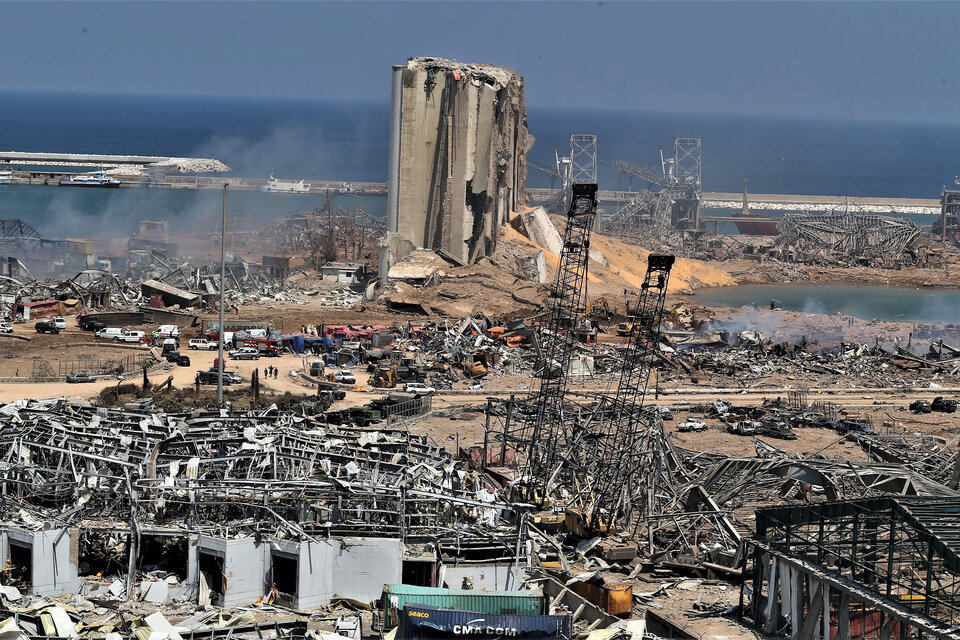 El puerto d Beirut se convirtió en una pila de escombros por el efecto devastador de las explosiones. (Fuente: EFE)