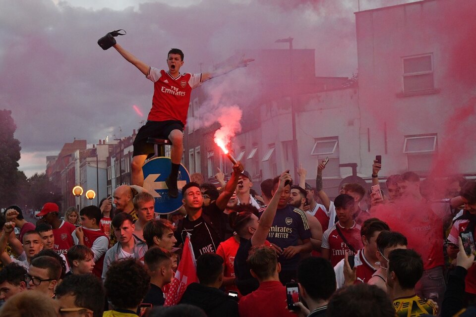 Festejo de los hinchas del Arsenal tras lograr la FA Cup en Londres: el partido fue a puerta cerrada.  (Fuente: AFP)