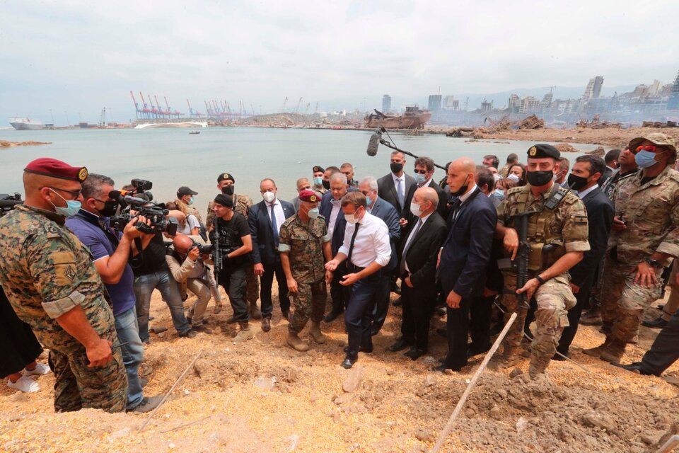 Rodeado de cámaras y soldados  Macron visita el sitio de la explosión. 2. Remueven escombros en un barrio cercano al puerto de Beirut. (EFE) (Fuente: EFE)