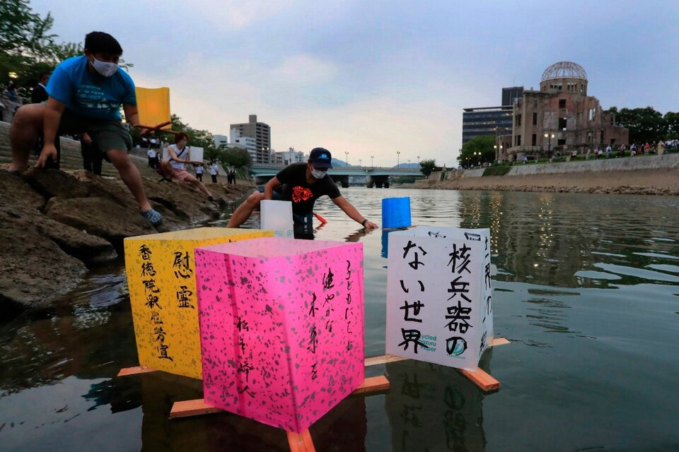 Linternas flotate conmemortivas en el Parque Memorial de Hiroshima.  (Fuente: EFE)