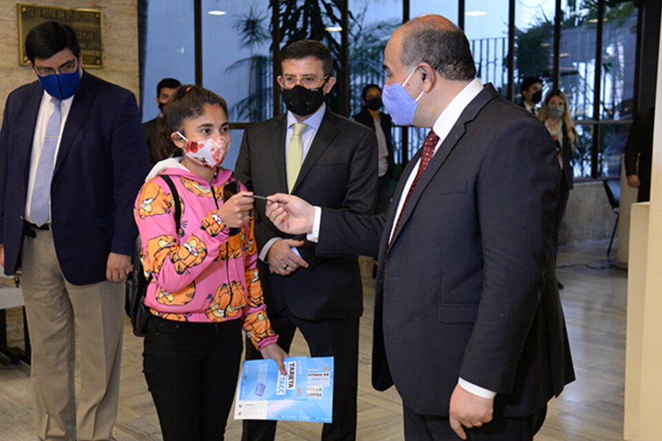 El gobernador Manzur, en la presentación y entrega de las primeras tarjetas.  (Fuente: Gobierno de Tucumán)
