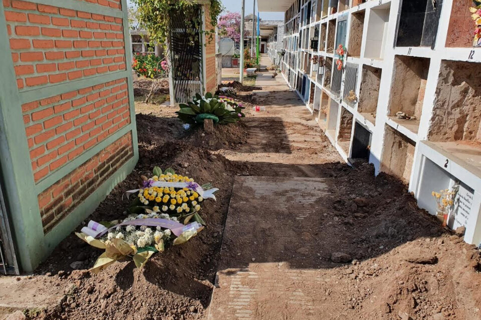 La gente cava en cualquier lado las tumbas para sus familiares.