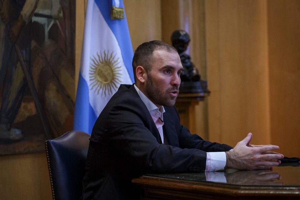 Martín Guzmán, ministro de Economía, espera un alivio de unos 20 mil millones de dólares en los próximos diez años con el canje de la deuda en dólares con legislación local.  (Fuente: Kala Moreno Parra)
