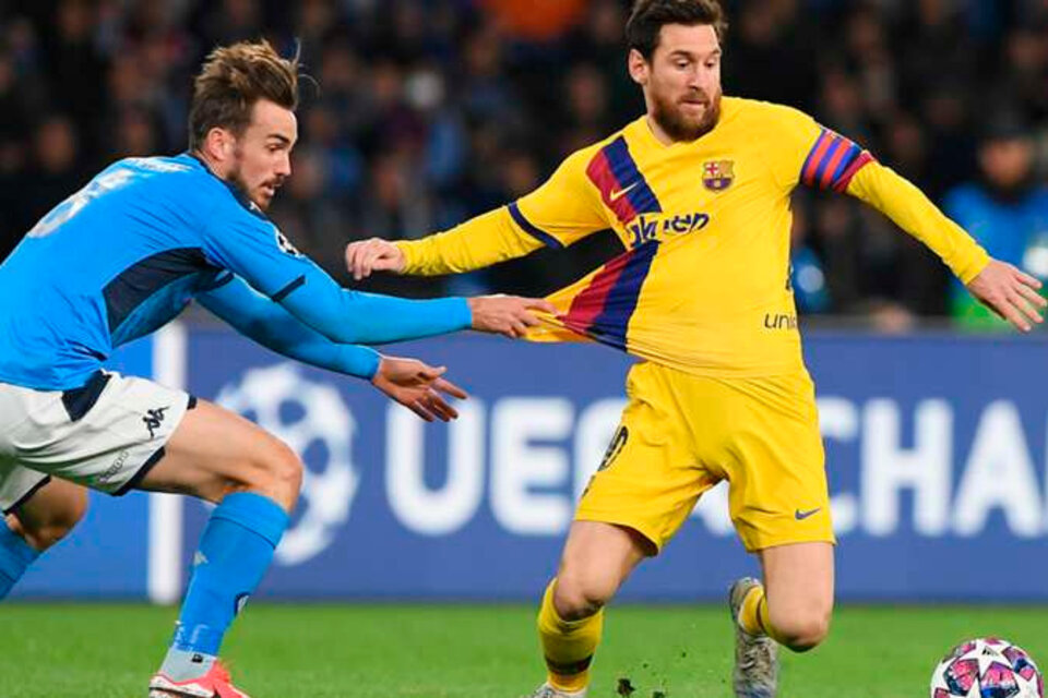Messi se le escapa al español Fabián Ruiz en el San Paolo. (Fuente: AFP)