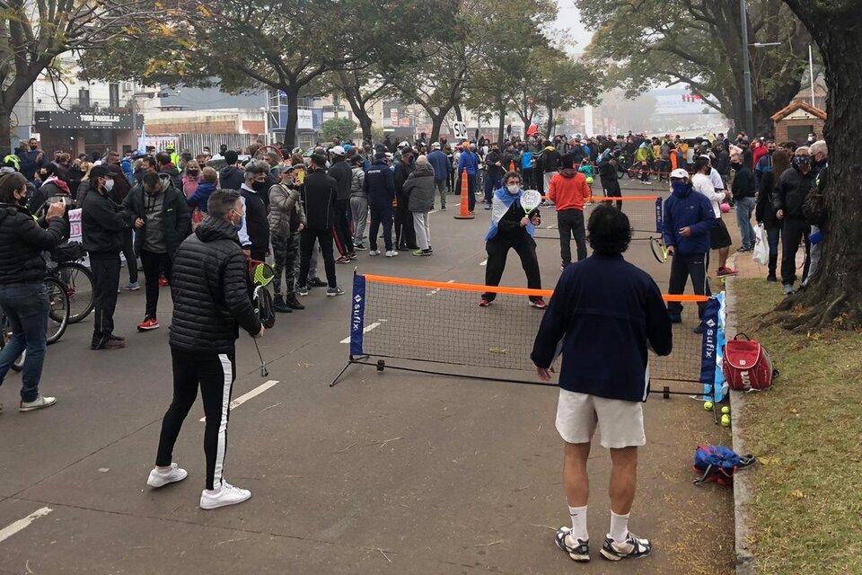 La manifestación incluyó redes móviles, para jugar al tenis y al pádel. (Fuente: NA)