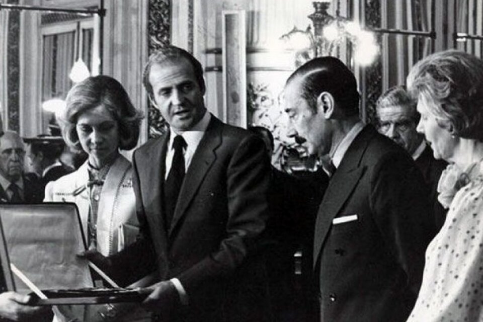 La reina Sofía y el rey Juan Carlos junto al dictador argentino Jorge Rafael Videla durante la visita oficial realizada a Argentina en noviembre de 1978.