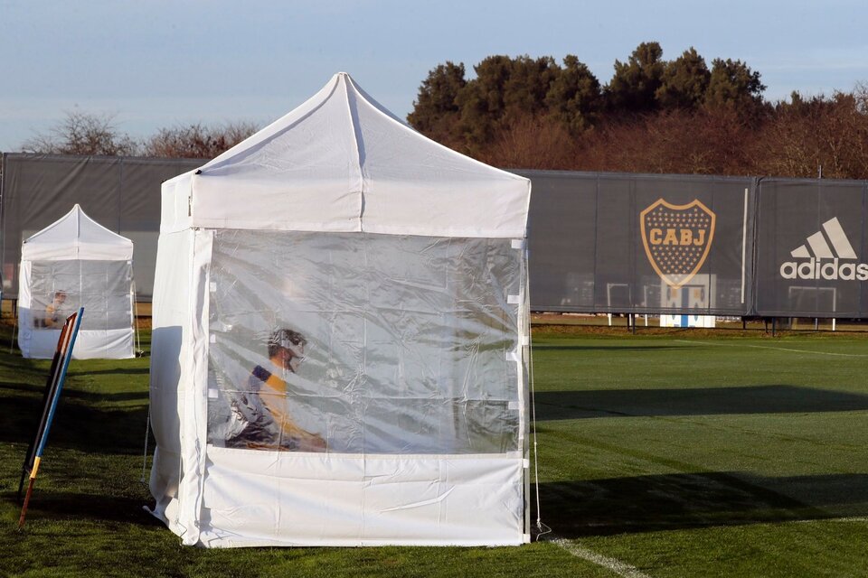 Boca instaló carpas al costado del campo de juego para que descansen sus jugadores en los tiempos muertos. (Fuente: Foto Prensa Boca)