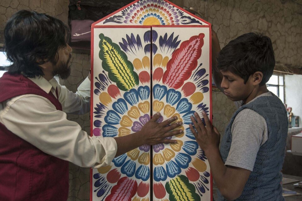 Noé es un artesano del altiplano peruano, un maestro en el arte de la confección de retablos.