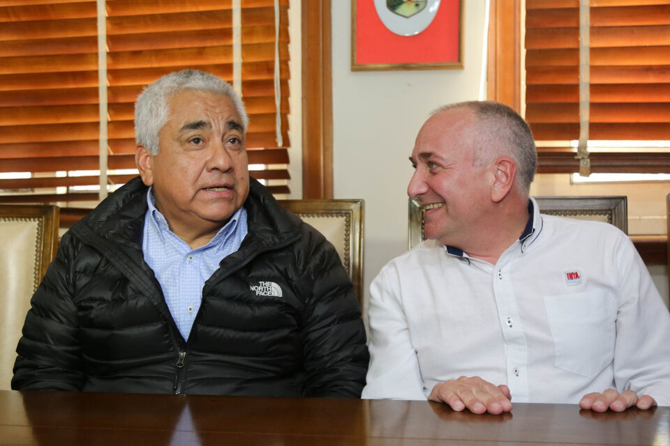 Cecilio Salazar (izq.) y el director regional del Centro Regional Buenos Aires Norte del INTA, Hernán Trebino.