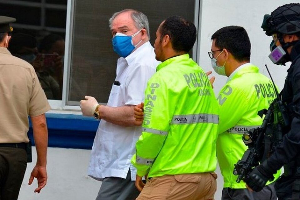 Bucaram es llevado detenido por la policía ecuatoriana. (Fuente: Fiscalía de Ecuador)