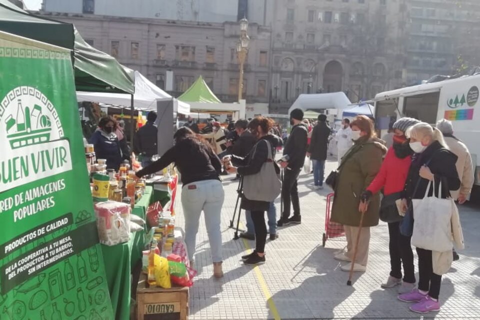 El Movimiento Popular La Dignidad presentó en la Plaza del Congreso un bolsón de alimentos cooperativos. 