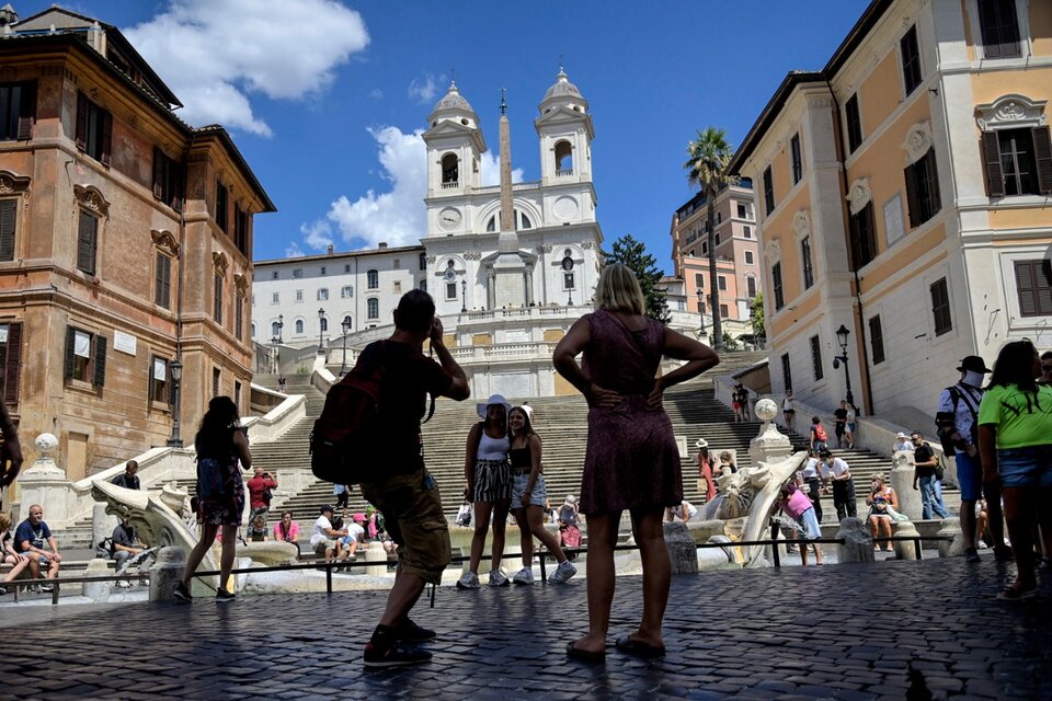 Jóvenes turistas disfrutan la tarde de verno en Piazza di Spagna, en Roma. (Fuente: EFE)