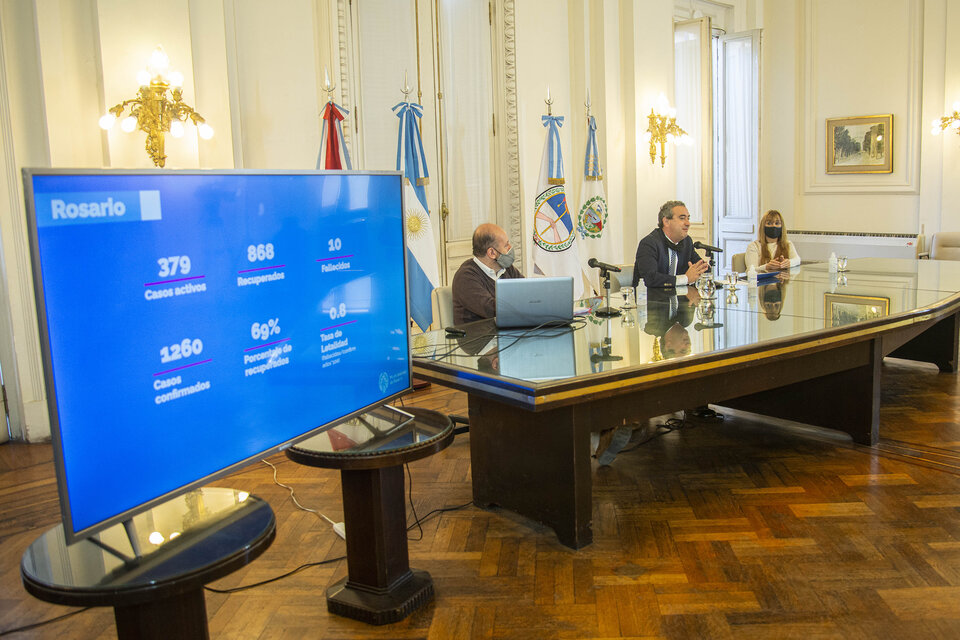 Javkin con el secretario de Salud Caruana y la subsecretaria Marmiroli. (Fuente: Prensa Municipalidad)