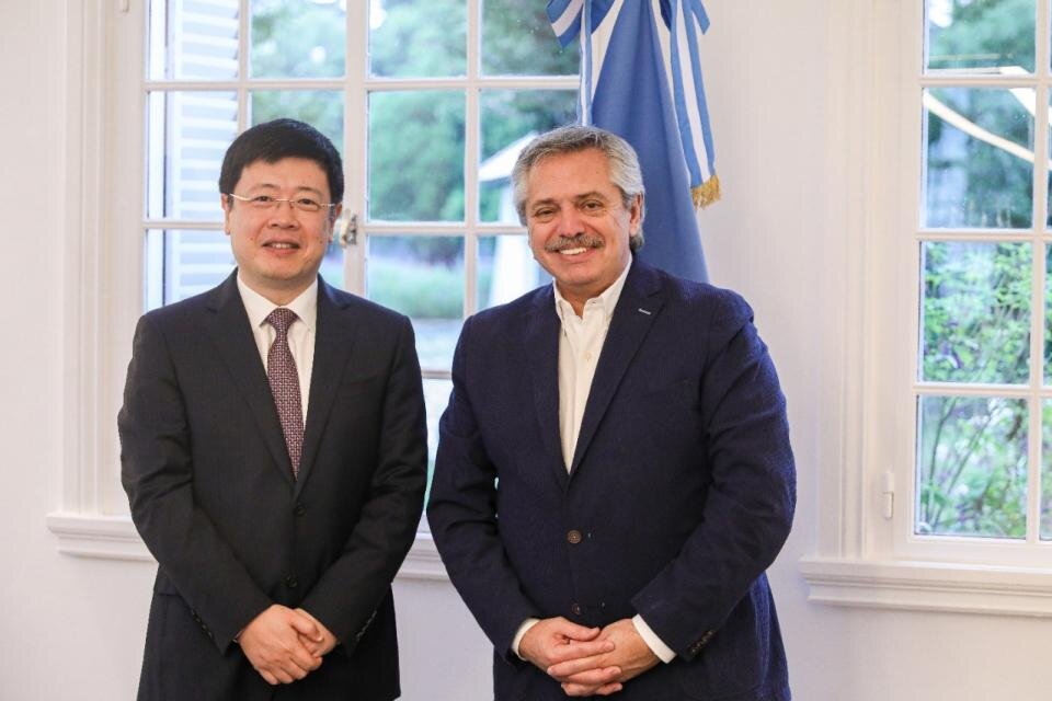 El Presidente, en una imagen de archivo, junto al embajador chino Zou Xiaoli. 