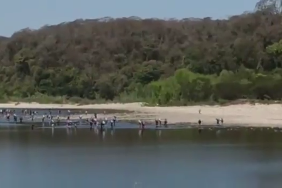 Captura del video con la gente cruzando el Bermejo