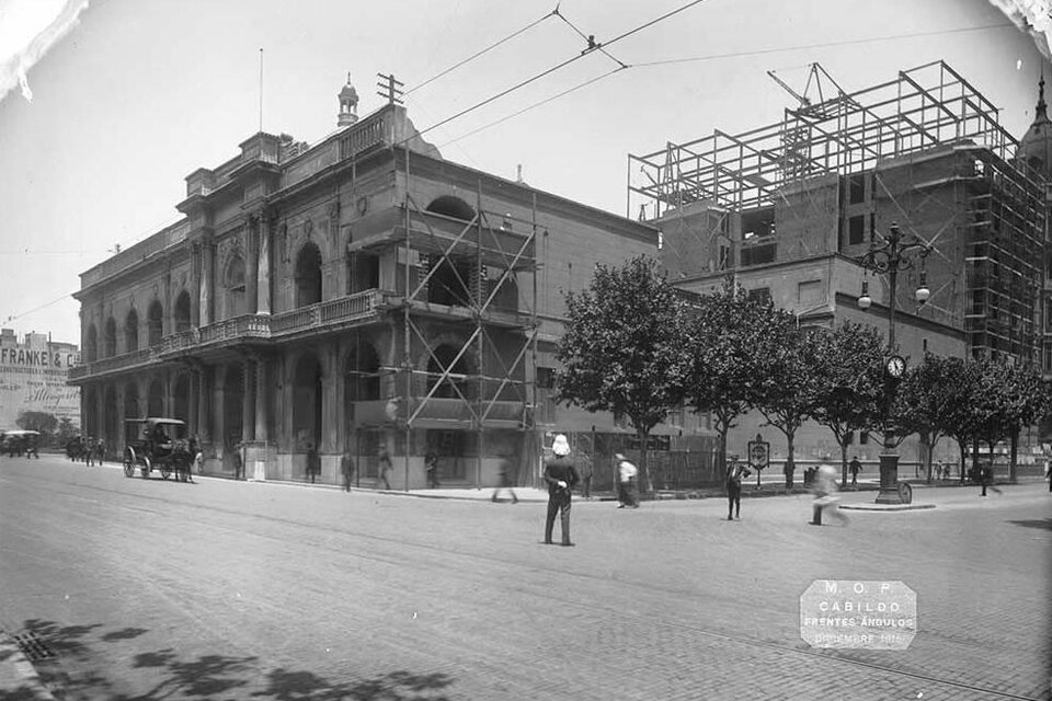 El Cabildo en 1916. A la derecha, una construcción que en 1960 se transformaría en neocolonial y sede de la Comisión de Monumentos.