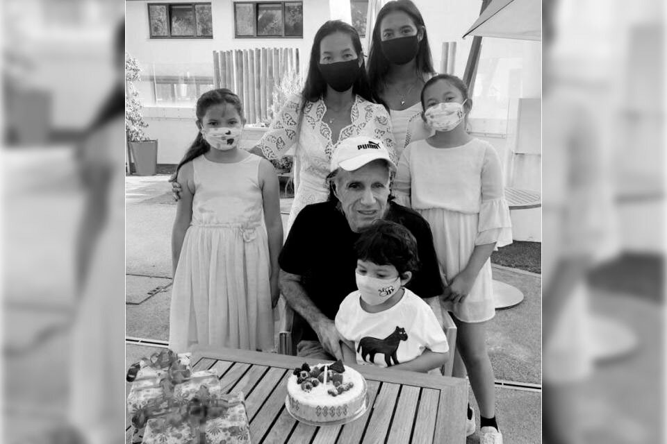 Vilas con toda su familia, celebrando su cumpleaños 68. (Fuente: Twitter Guillermo Vilas)