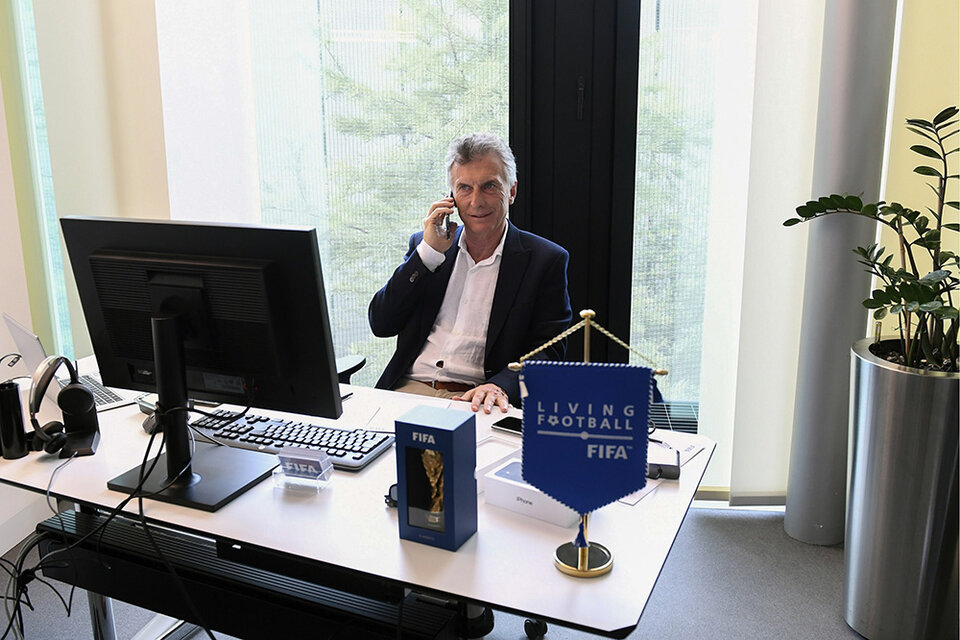 Mauricio Macri en Suiza estrenó oficina y celular de la FIFA. (Fuente: NA)