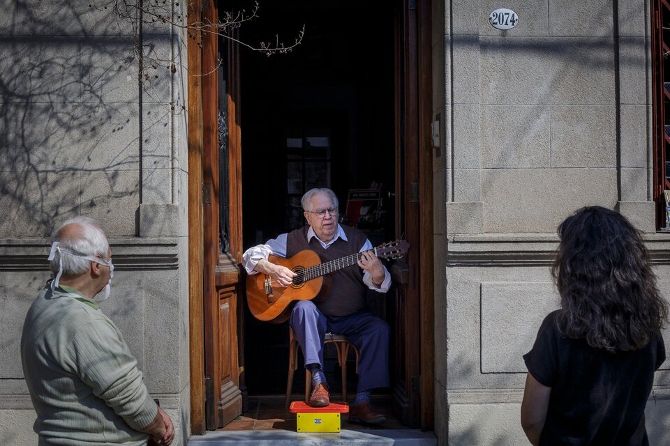 El ingenio del Tata Cedrón empeñado en cantar, desde su puerta en Villa del Parque. (Fuente: Kala Moreno Parra)