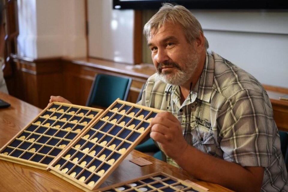El arqueólogo Milan Metlicka con las monedas de oro halladas en la región checa de Bohemia Occidental (Museo de Bohemia Occidental, Pilsen).