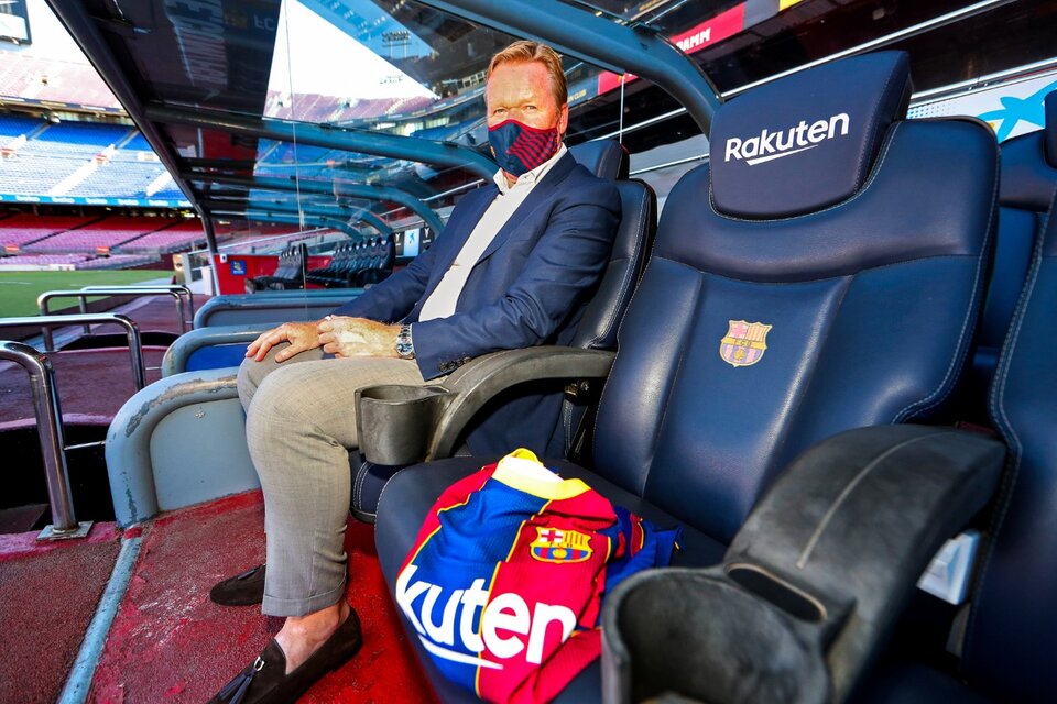 Ronald Koeman posa junto a la casaca del Barcelona. (Fuente: NA)