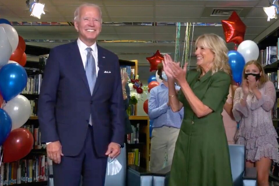 Biden sonríe ante el aplauso de su esposa después de haber sido nominado por su partido. (Fuente: AFP)