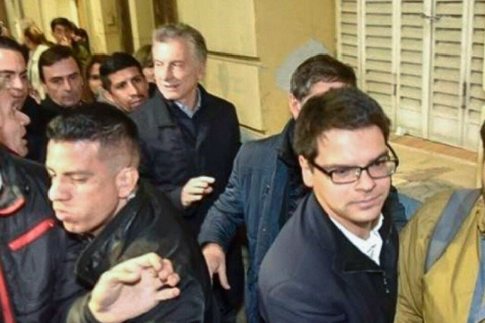 El ex presidente Mauricio Macri, precedido por su secretario privado, Darío Nieto.