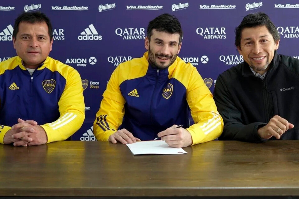 Javier García firmó su contrato, junto a Marcelo Delgado y Jorge Bermúdez. (Fuente: Foto Prensa Boca)