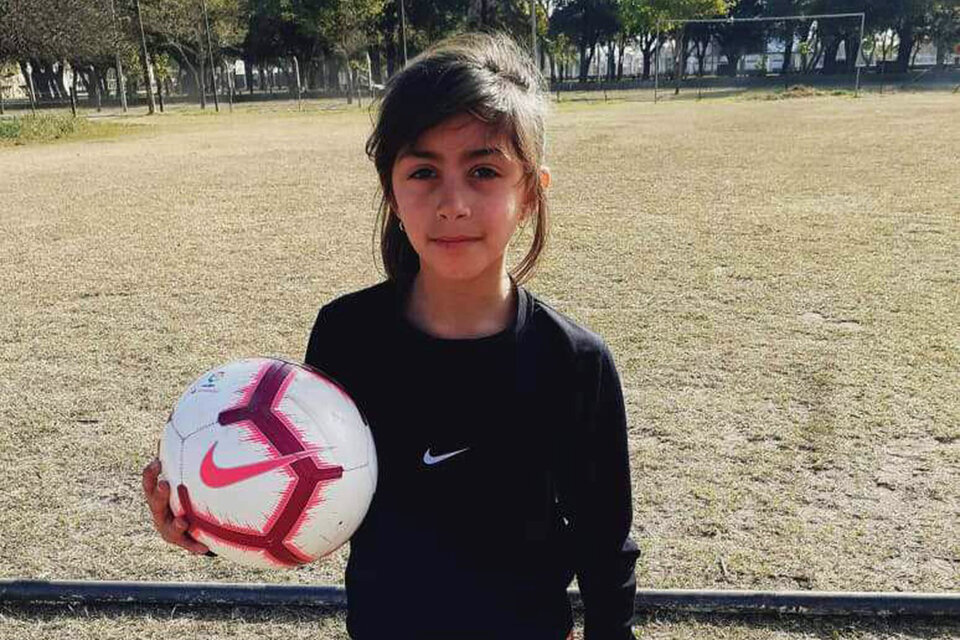 Martina Raspo, tiene 9 años y quiere poder jugar en la Liga San Francisco.