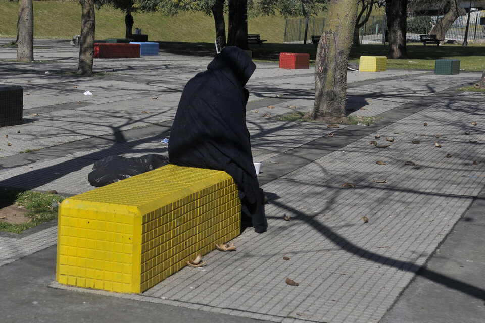 Plaza Gumersindo González, Barracas. Los sin techo temen contagiarse en los paradores oficiales. (Fuente: Sandra Cartasso)