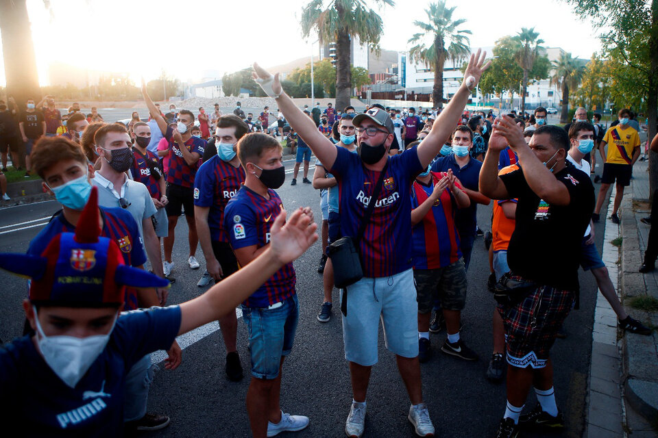 Los hinchas culés protestan en el Camp Nou. (Fuente: EFE)
