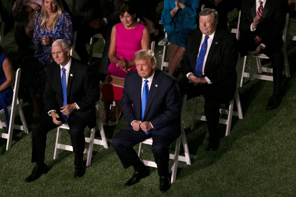 Trump y su vice Mike Pence, en primera fila,  escuchan un discurso de la convención desde un jardín de la Casa Blanca. (Fuente: AFP)