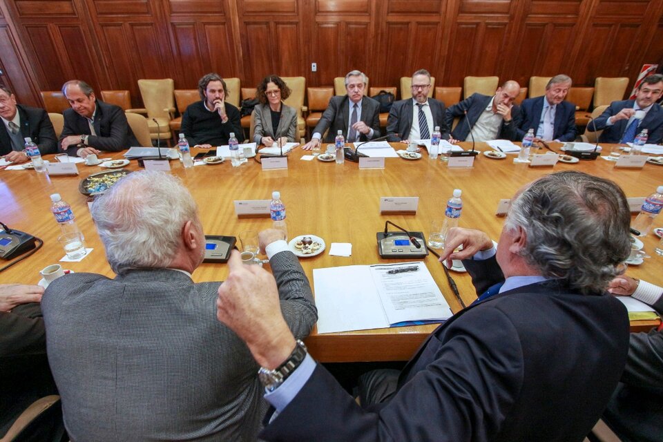 Fernández y su gabinete, en una visita a la UIA luego de ser electo presidente