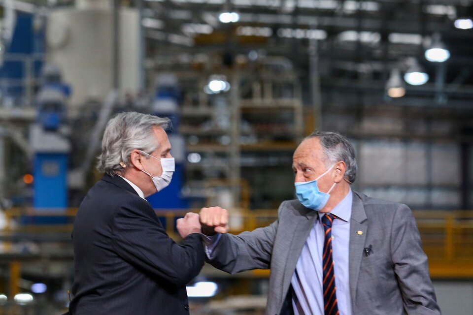 Alberto Fernández se saluda con Miguel Acevedo, titular de la UIA. (Fuente: Télam)