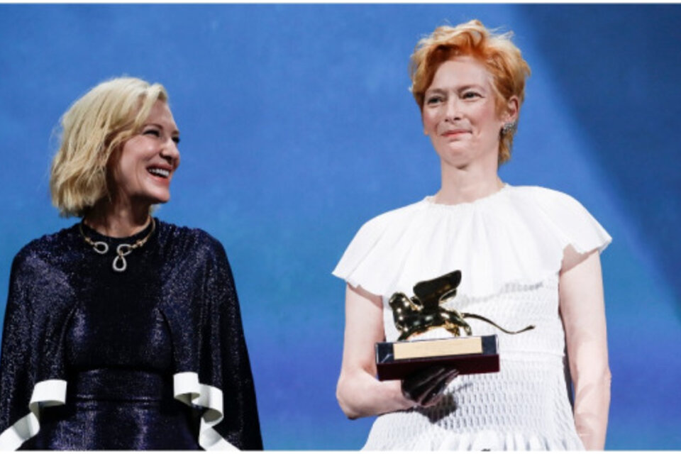 Tilda Swinton recibe el León de Oro de manos de Cate Blanchett, presidente del jurado.