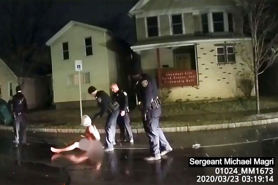 Captura de video de policías arrestando a Prude después de encapucharlo . (Fuente: AFP)