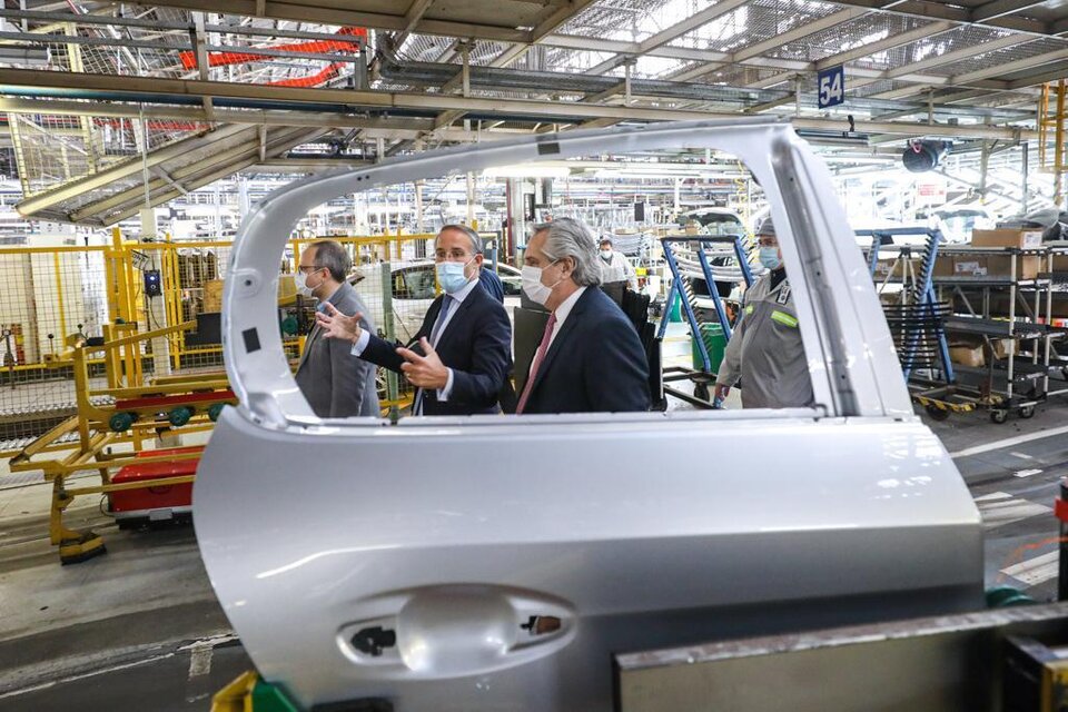 El presidente Alberto Fernández participó este mediodía del lanzamiento del nuevo Peugeot 208 y de su plataforma global multienergética (CMP) en la planta automotriz de la empresa, en el oeste del conurbano bonaerense.  (Fuente: NA)
